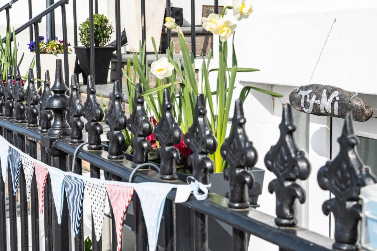 Awel Y Mor Bed & Breakfast Aberdyfi Ngoại thất bức ảnh